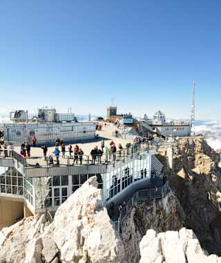 Das Münchner Haus in beeindruckender Lage am Zugspitzgipfel.