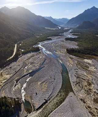 Toller Blick hinunter auf die Umlagerungsstrecke des Lechs bei Stanzach.