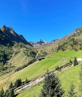 Blick zur Seßladalpe und ganz oben erkennt man die Niederelbehütte