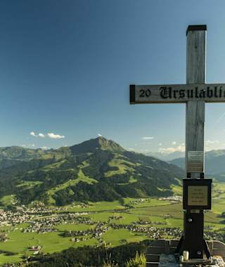 Sommerlandschaft Niederkaiserkamm mit Gipfelkreuz