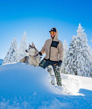 Mit Schneeschuhen und Hund in der wunderbaren Winterlandschaft unterwegs.