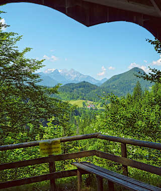Der Gesäuseblick von der Unterstandshütte am Eingang zur Kraushöhle.