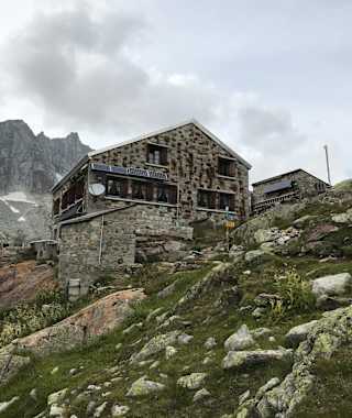Die aus Stein errichtete Oberaletsch Hütte
