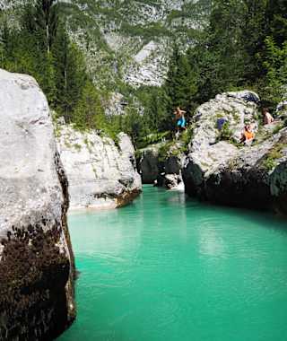 An der oberen Soča kann man hervorragend in den Fluss springen