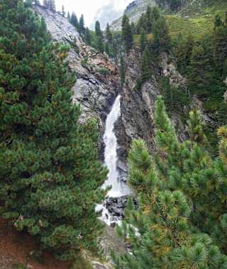 Der Rotmooswasserfall stürzt nicht weit vom Ötzi-Fundort in die Tiefe.