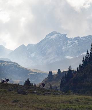 Herbstliche Wetterstimmung unter der Drusenfluh