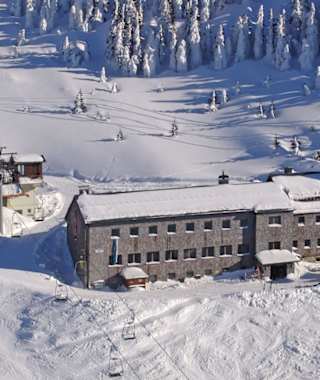 Das Ötscher Schutzhaus befindet sich an der Bergstation des Großen Ötscher Sesselliftes.