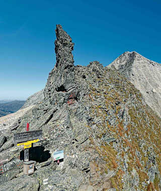 Die Friesenbergscharte wird von einem spitzen Felszacken flankiert.
