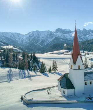 Vom Panoramaweg Steinberg hat man einen herrlichen Blick auf das Bergsteigerdorf und die Pfarrkirche St. Lambert.