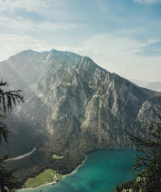 Blick über Königssee zur Wallfahrtskirche St. Bartholomä