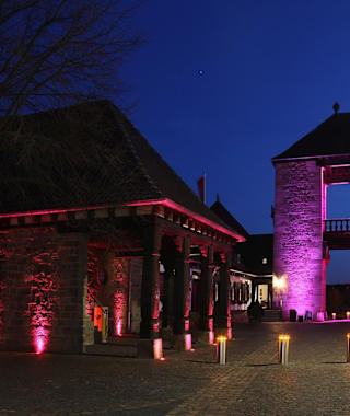Deutsches Weintor mit Beleuchtung zur Mandelblüte