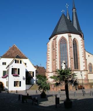 Der historische Marktplatz von Deidesheim mit der Pfarrkirche St. Ulrich und dem Alten Rathaus.