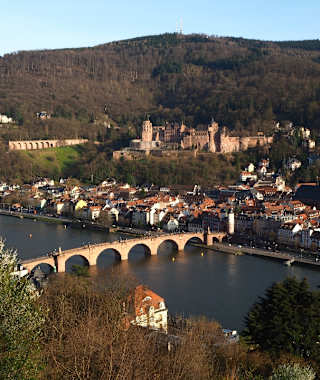 Ein Überblick über die attraktivsten Motive Heidelbergs bietet sich von den Hügeln rechts und links des Neckars.