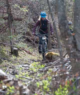 Die Auffahrt auf Wanderwegen kostet Kraft und gute Koordination. Wurzeln und Steine sind ständige Begleiter. Wer schafft es, bis oben kein einziges mal abzusteigen?