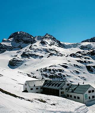 Die Wiesbadener Hütte mit Piz Buin und Ochsentaler Gletscher.