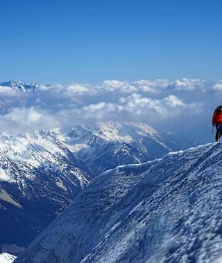 Balanceakt am ausgesetzten Gipfelgrat 