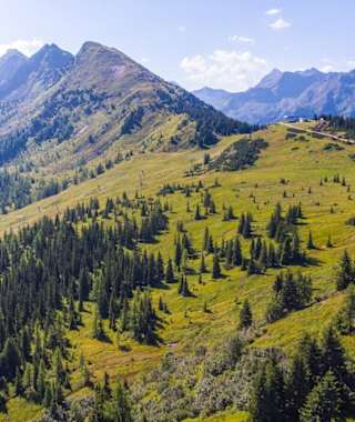 Der Planai-Panoramarundweg mit dem Krahbergzinken im Hintergrund