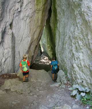 Die kleinen Höhlen und enge Schluchten machen die Steinklüfte zu einem beliebten Ausflugsziel.