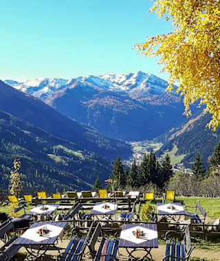 Von hier sieht man auf das Bad Gastein, die Tischlergruppe, das Gasteinertal und das Kötschachtal.