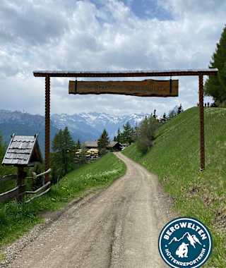 Ein Eingangsschild begrüßt die Gäste auf der Prantneralm