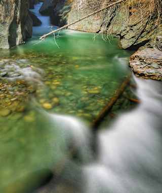Das klare Wasser des Tauernbaches in der Proßeggklamm