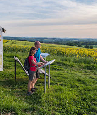 Infotafeln erklären die schöne Aussicht auf der Traumschleife
