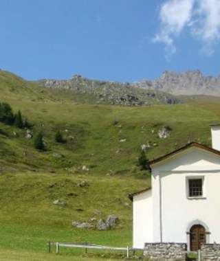 Die idyllische Landschaft auf dem Weg von Radons nach Tga.