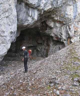 Höhle bei der fallenden Querung