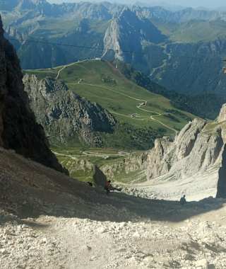 Durch diese steile Rinne geht es aufwärts zum Rifugio Forcella Pordoi.