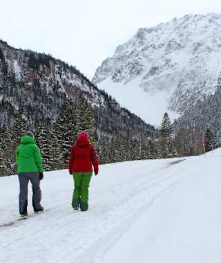 Von Brand Innertal geht es zu Fuß über die schneebedeckte Straße in Richtung Schattenlagant