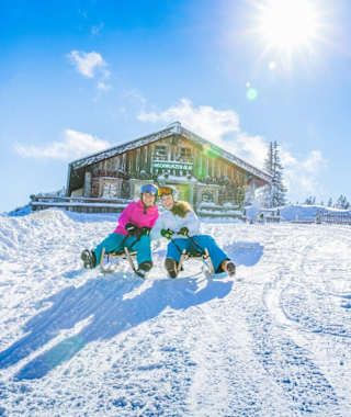 Rodler vor der Hochwurzenalm