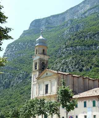 Vom Parkplatz im Ortszentrum von Brentino gehen wir erst auf der Via Santuario etwa 150 Meter in Richtung Norden (rechts), bis wir auf einen Waschtrog und zwei große Kastanien treffen.