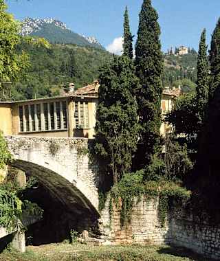 Vom Wanderparkplatz in Maina di sotto folgen wir weiterhin dem nun gesperrten Wirtschaftssträßchen talein, passieren noch mal einen Tunnel und erreichen das Valle delle Cartiere.