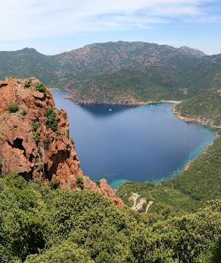 Blick vom Aufstiegsweg auf die Bucht von Girolata.