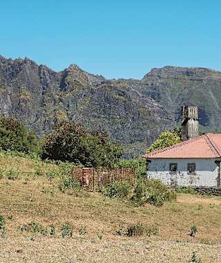 Wir folgen zunächst dem malerischen Kanal gut 50 Minuten bis zu einer Levadabrücke über die Ribeira do Poço do Bezerro.
