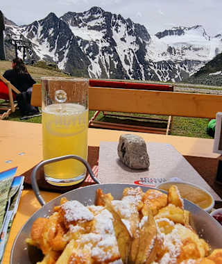 Kaiserschmarren auf der Rotkogelhütte mit toller Aussicht auf die Ötztaler Alpen.