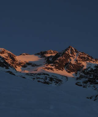 Das erste Sonnenlicht am Gipfel