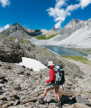 Wanderer passieren den Lai Grond.