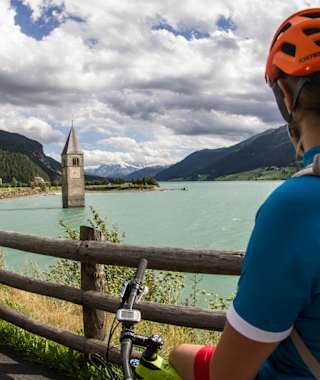Rund um den Reschenpass: Kirchturm Alt Graun ragt aus dem See hervor