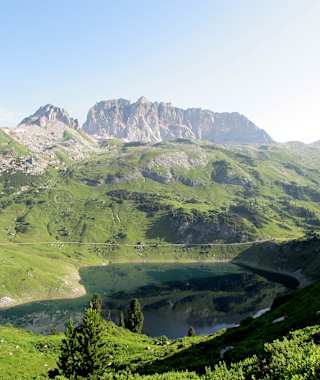Formarinsee mit der Roten Wand im Hintergrund
