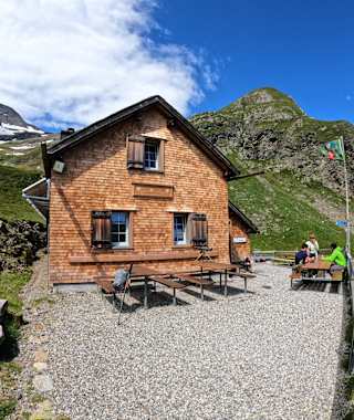 Die Sardonahütte liegt am Ende des Calfeisentals (Glarner Alpen) im Kanton St. Gallen