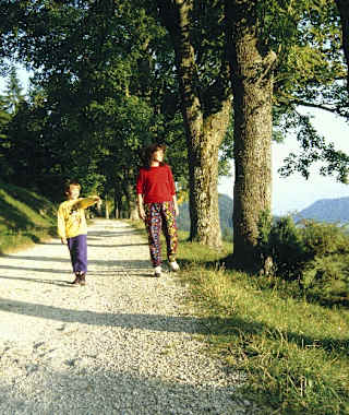 Vom Parkplatz am Lochenpass schwingen sich anfangs steile, teils etwas felsige Kehren hinauf zur abgeflachten Gipfelwiese mit einem Hüttchen.