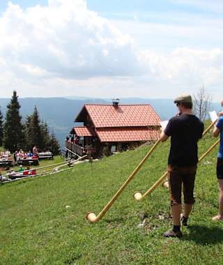 Musikanten vor der Scheibenhütte im Sommer