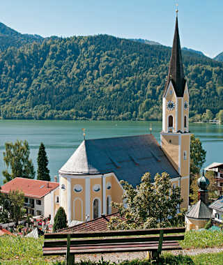 Blick von der Kapelle St. Georg auf Schliersee und die St.-Sixtus-Kirche.