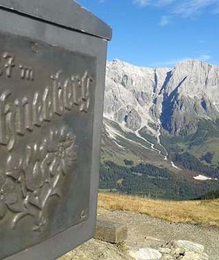 Gipfelkreuz und Aussicht am Schneeberg