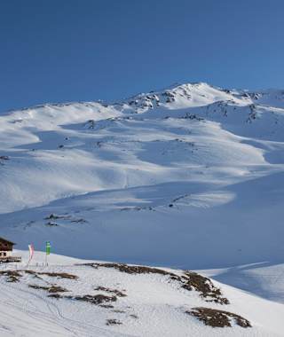 Die Sesvennahütte ist ein perfektes Basislager für Skitourengeher. Hinten die Rasass-Spitze (2.941 m) zum Eingehen.