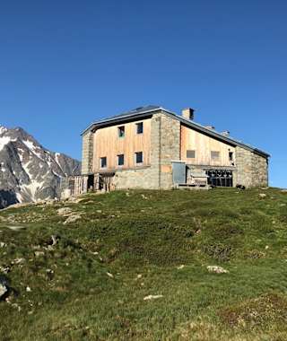 Die Sewenhütte thront auf der rechten, sonnseitigen Geländeterrasse des Meientals.