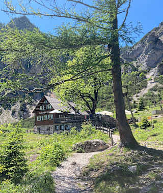 Die Silberkarhütte liegt im Herzen des Dachstein-Massivs. 