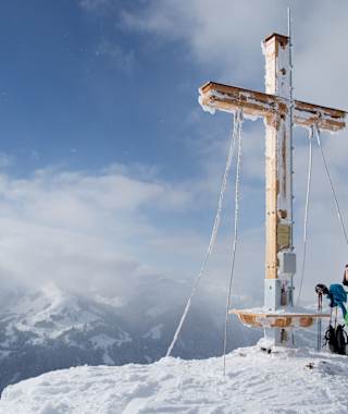 Gipfelkreuz am Stuckkogel bei Kitzbühel, Blick Richtung Hahnenkamm