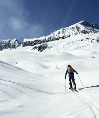 Über die schönen Hänge der Hoferalm geht es aufwärts.
